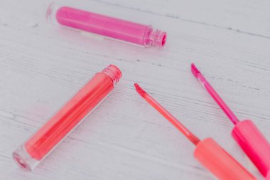 pembe ve turuncu lipglosses veya sıvı hafif ahşap masa, güzellik sektörünün kavramı ruja Close-Up
