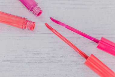pembe ve turuncu lipglosses veya sıvı hafif ahşap masa, güzellik sektörünün kavramı ruja Close-Up