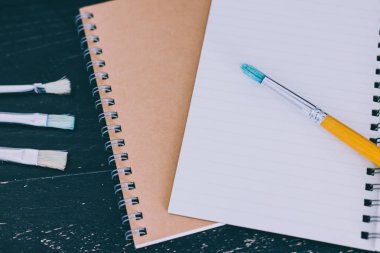 bloknot ve suluboya ile Resepsiyon fırçalar ile boş sayfaları ve 