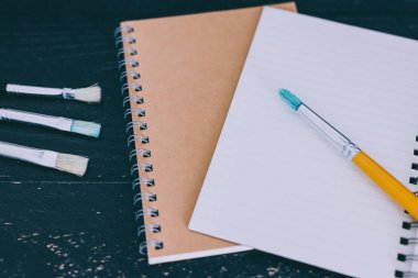 bloknot ve suluboya ile Resepsiyon fırçalar ile boş sayfaları ve 
