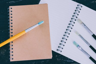 bloknot ve suluboya ile Resepsiyon fırçalar ile boş sayfaları ve 