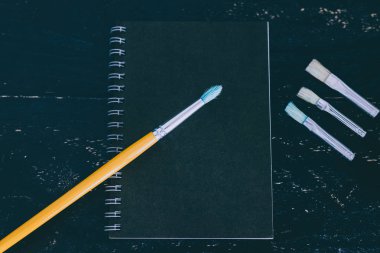 Siyah: Not defteri ve suluboya fırça ile siyah Masası