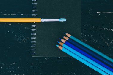 watercolou ile siyah not defteri ve renkli kalemler ile siyah Masası