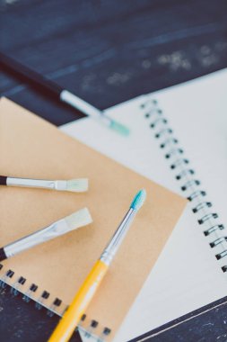 boş sayfaları ve boşaltmak, yaratıcılık ve ilham kavramı ile bloknot ve suluboya fırça ile Danışma