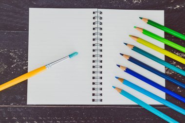 wi Resepsiyon bloknot ve suluboya fırça ve renkli kalemler