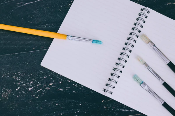 bloknot ve suluboya ile Resepsiyon fırçalar ile boş sayfaları ve 