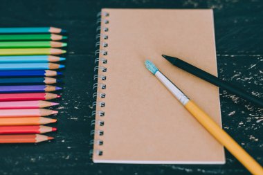 Resepsiyon ile renkli kalemler bloknot da dahil olmak üzere karışık sanat malzemeleri
