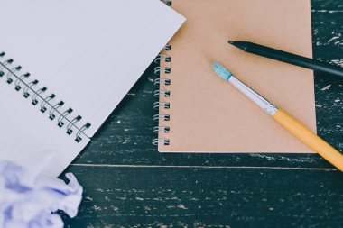 boş sayfaları ve boşaltmak, yaratıcılık ve ilham kavramı ile bloknot ve suluboya fırça ile Danışma