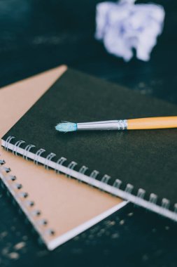 bloknot ve suluboya fırça ile Danışma
