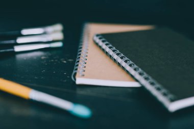 bloknot ve suluboya fırça ile Danışma