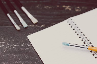 bloknot ve suluboya fırça ile Danışma