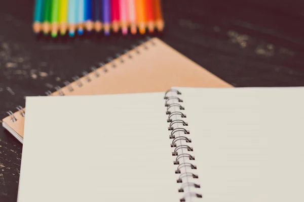 Cuadernos con lápices de colores y artículos de arte —  Fotos de Stock