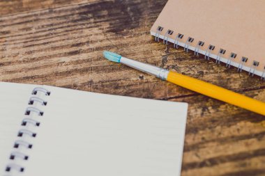 ahşap masa üzerine fırça ile dizüstü bilgisayar