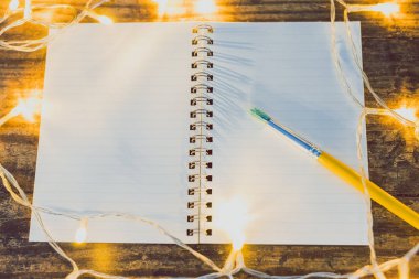 boş sayfaları boşaltmak ve fırça surround ile not defterini açın