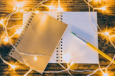 boş sayfaları boşaltmak ve fırça surround ile not defterini açın