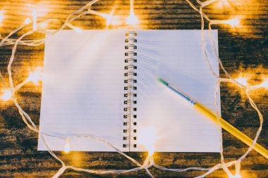 boş sayfaları boşaltmak ve fırça surround ile not defterini açın