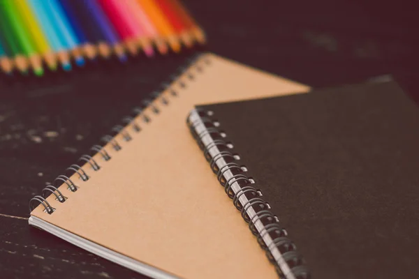 Notebooki z kolorowymi kredkami i plastyków — Zdjęcie stockowe