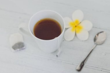 koyu çay kaşık ve çiçeklerle ahşap masa üzerinde tüm mağra keşfi