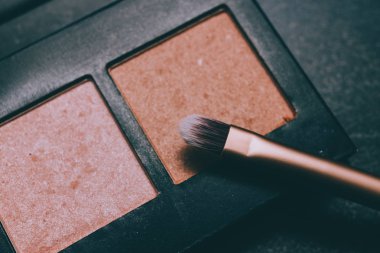 Bronz kaptırdın ve vurgulayıcılar fırça o ile doğal tonda