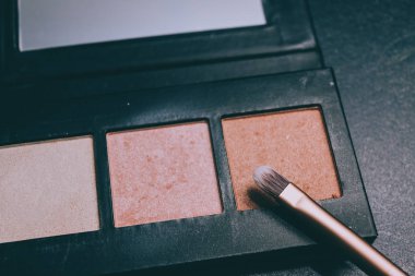 Bronz kaptırdın ve vurgulayıcılar fırça o ile doğal tonda