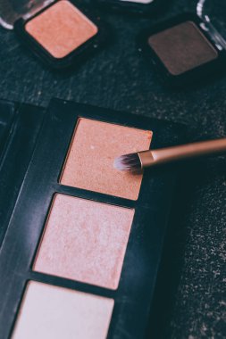 Bronz kaptırdın ve vurgulayıcılar fırça o ile doğal tonda