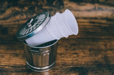 Tek kullanımlık bardak ve çöp kutusu kavramı tek kullanımlık p azaltmak