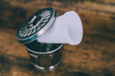 Tek kullanımlık bardak ve çöp kutusu kavramı tek kullanımlık p azaltmak