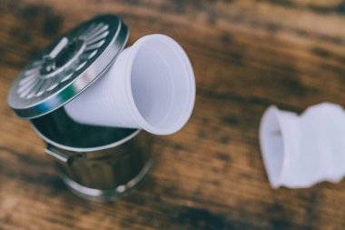 Tek kullanımlık bardak ve çöp kutusu kavramı tek kullanımlık p azaltmak