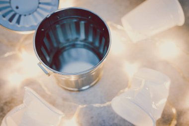 Tek kullanımlık bardak ve çöp kutusu kavramı tek kullanımlık p azaltmak