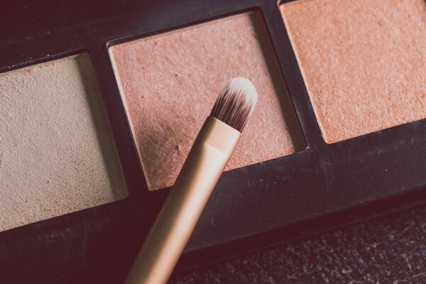 natural toned bronzers eyeshadows and highlighters  with brush o