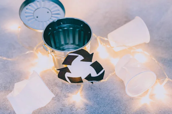 使い捨てのコップ、リサイクル マークの概念とゴミ箱 — ストック写真