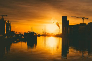 Dublin Bay üzerinde gündoğumu ve citysc ile docklands altın tonlu