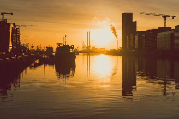 Amanecer dorado sobre la bahía de Dublín y los muelles con citysc — Foto de Stock