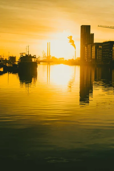 Χρυσό ήπια Ανατολή ηλίου πάνω από τον κόλπο του Δουβλίνου και το docklands με citysc — Φωτογραφία Αρχείου