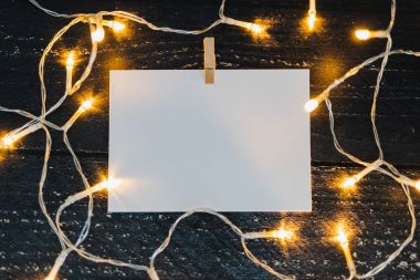 Not Defteri ile çevrili metin eklemek için boşaltmak ahşap masa