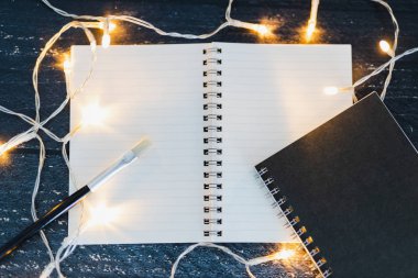 Notebook ve fırça ile boşaltmak tex eklemek için ahşap masa