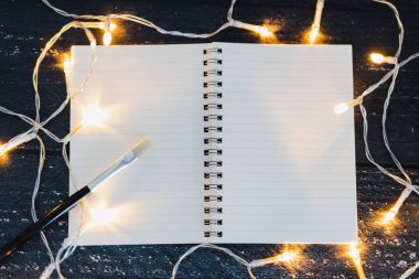 Notebook ve fırça ile boşaltmak tex eklemek için ahşap masa