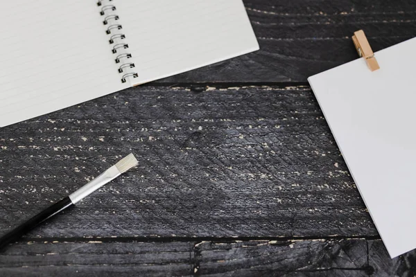 Notebook ve fırça ile boşaltmak tex eklemek için ahşap masa — Stok fotoğraf