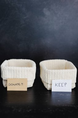 Bu declutter tutmak için öğeleri bölmek için depolama sepetleri 