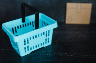 boş alışveriş sepeti ile karton teslimat parsel içinde Dist