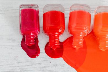 turuncu ve PUR kırmızı farklı tonlarında oje şişeler