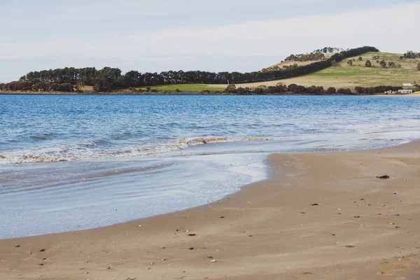 Sunny Australian beach in Cremorne, Tasmania — Stock Photo, Image