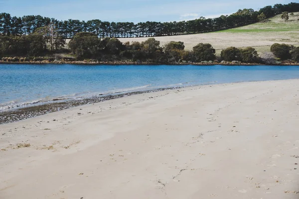 Sunny Australian beach in Cremorne, Tasmania — Stock Photo, Image