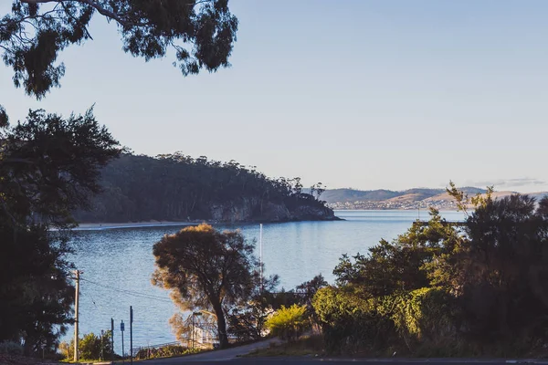 Playa de Tasmania que parece tranquila y desierta al atardecer — Foto de Stock