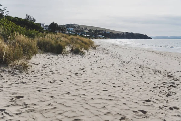 Soleada playa australiana en Cremorne, Tasmania — Foto de Stock
