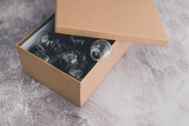 minyatür ampul dışarı gidiyor açık kutu