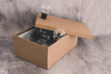 içinde kutu ampuller dışında düşünmek ve üst benzersiz bir 