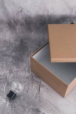 dışında bir ampul ile kutu boş konteyner dışında düşünmek