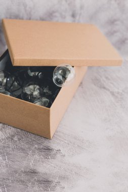 minyatür ampul dışarı gidiyor açık kutu