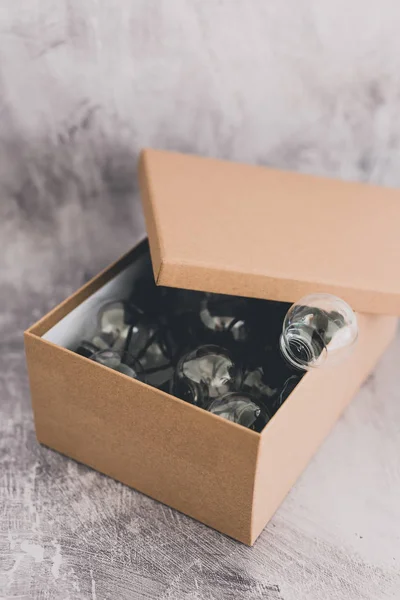 Otevřít krabici s miniaturním žárovkou — Stock fotografie